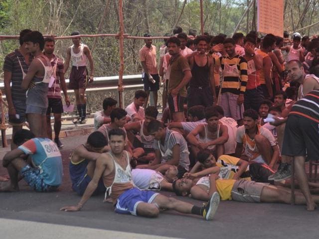 Candidates take a breather before a race conducted as part of the recruitment test begins. (Prashant Waydande) 