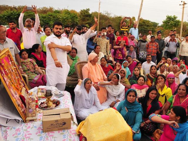 Devotees holding protest against demolition of a Nagli Ashram temple at Sector 50 in Chandigarh on Thursday. (Keshav Singh/HT) Devotees holding protest against demolition of a Nagli Ashram temple at Sector 50 in Chandigarh on Thursday. (Keshav Singh/HT)