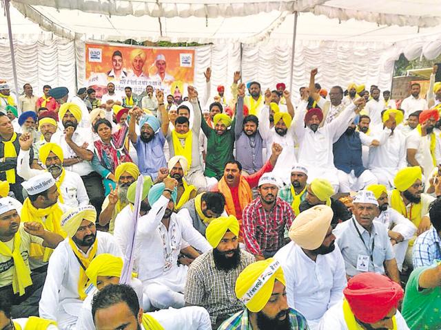 Aam Aadmi Party workers during the party’s rally at Hussainiwala in Ferozepur on Wednesday.(HT Photo)