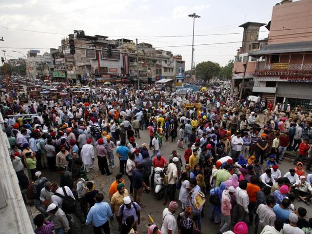 Municipality workers demolished a water kiosk in Chandni Chowk, leading to members of the Sikh community protesting against the encroachment demolition drive. The drive was by the Delhi high court.(Sanchit Khanna/Hindustan Times) Municipality workers demolished a water kiosk in Chandni Chowk, leading to members of the Sikh community protesting against the encroachment demolition drive. The drive was by the Delhi high court.(Sanchit Khanna/Hindustan Times)
