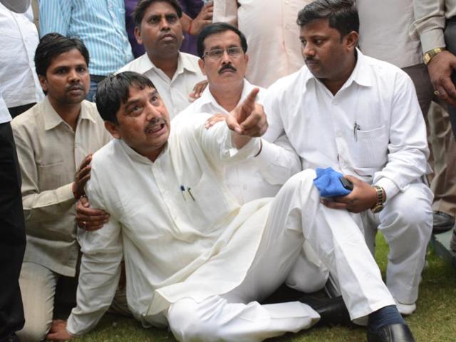 The mystery surrounding her death has pitted two friends - MP Narendra Kashyap and Himanshi’s father Hiralal Kashyap (centre) against each other. (Sakib Ali/HT Photo) The mystery surrounding her death has pitted two friends - MP Narendra Kashyap and Himanshi’s father Hiralal Kashyap (centre) against each other. (Sakib Ali/HT Photo)