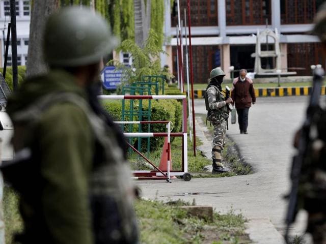 Situation at the NIT Srinagar continued to be tense on Thursday following tensions between the local and non-local students of the institute, in Kashmir.(PTI Photo) Situation at the NIT Srinagar continued to be tense on Thursday following tensions between the local and non-local students of the institute, in Kashmir.(PTI Photo)