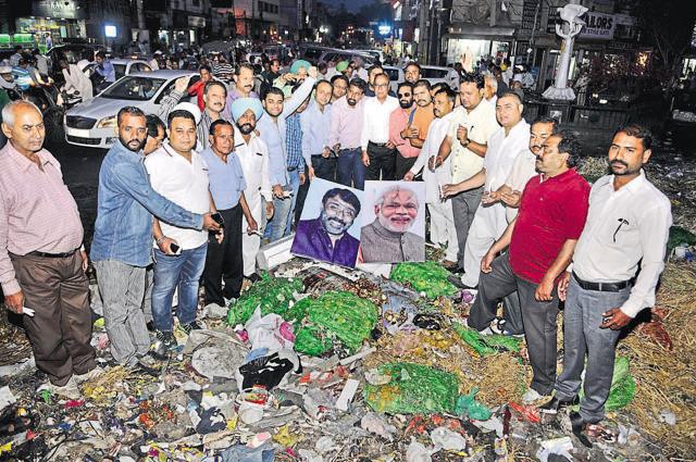 Congress workers standing next to a heap of garbage protest against Prime Minister Narendra Modi and mayor Sunil Jyoti in Jalandhar on Wednesday. (Pardeep Pandit/HT Photo) Congress workers standing next to a heap of garbage protest against Prime Minister Narendra Modi and mayor Sunil Jyoti in Jalandhar on Wednesday. (Pardeep Pandit/HT Photo)