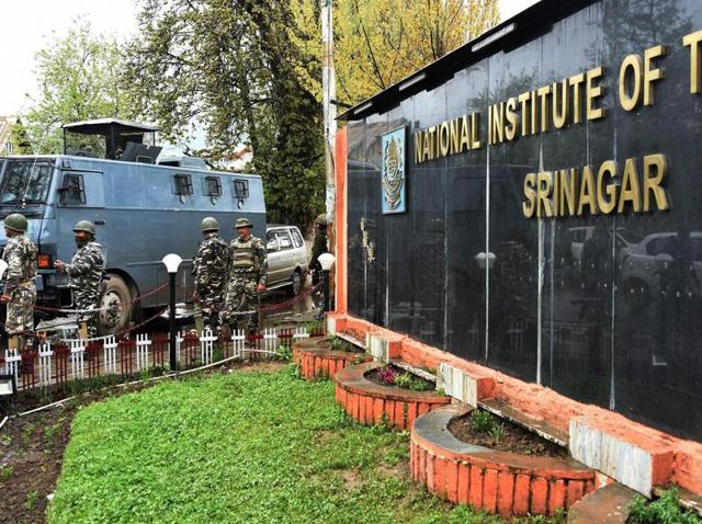 Policemen stand guard outside the gate of Srinagar NIT.(Waseem Andrabi/HT Photo) Policemen stand guard outside the gate of Srinagar NIT.(Waseem Andrabi/HT Photo)