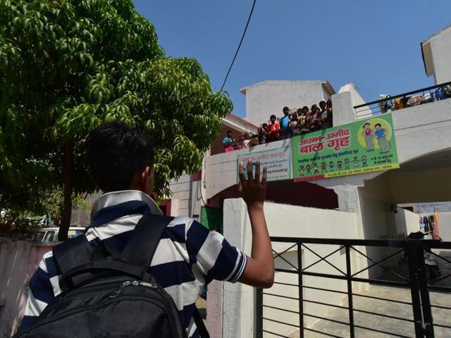 Ramzan boards Amarkantak Express for Bangladesh in Bhopal on Wednesday. (Mujeeb Faruqui / HT photo) Ramzan boards Amarkantak Express for Bangladesh in Bhopal on Wednesday. (Mujeeb Faruqui / HT photo)
