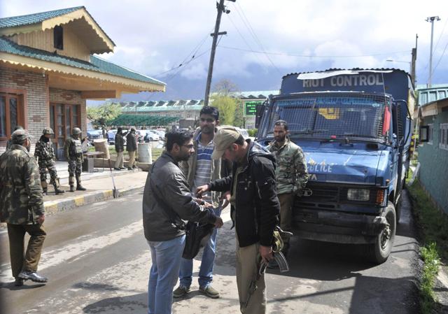 A policeman checks the bag of a student near the main gate of National Institute of Technology (NIT) in Srinagar on April 7, 2016.(Waseem Andrabi / HT Photo)
