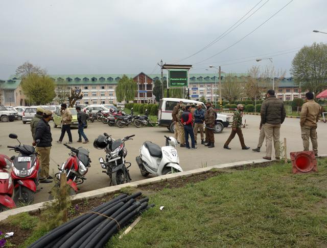 Police men outside the gate of Srinagar NIT (Waseem Andrabi / HT Photo ) Police men outside the gate of Srinagar NIT (Waseem Andrabi / HT Photo )