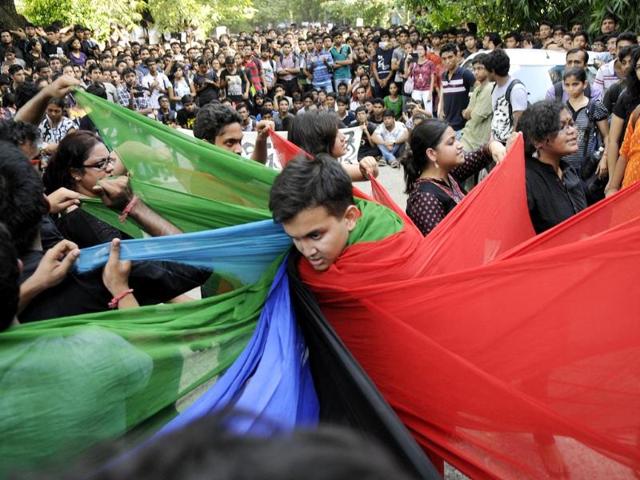 Students of Jadavpur University 'Street Play' protest against the Lathi charge by the police on students inside the JU campus and demanding the Resignation of interim Vice Chancellar Abijit Chakraborty. (Subhankar Chakraborty/ Hindustan Times) Students of Jadavpur University 'Street Play' protest against the Lathi charge by the police on students inside the JU campus and demanding the Resignation of interim Vice Chancellar Abijit Chakraborty. (Subhankar Chakraborty/ Hindustan Times)