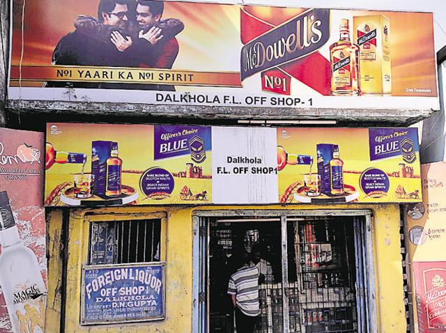 Dalkhola is major a transit point and a truckers’ stop. But that is now in the past. It is all set to see a huge influx of cash and new customers, driven by the booze ban in Bihar. (HT Photo) Dalkhola is major a transit point and a truckers’ stop. But that is now in the past. It is all set to see a huge influx of cash and new customers, driven by the booze ban in Bihar. (HT Photo)