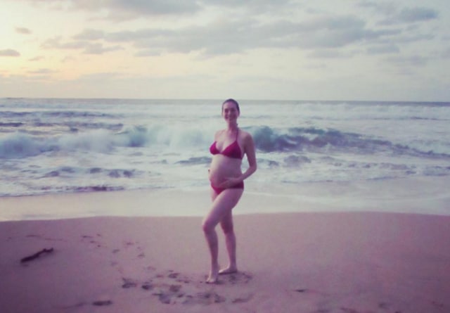 Anne Hathaway had revealed her pregnancy in style with this picture. (Instagram)