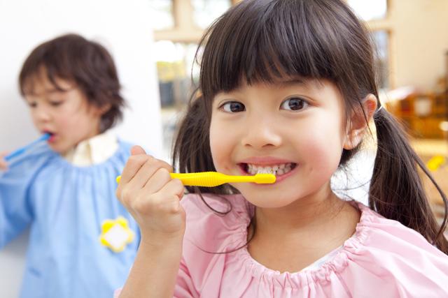 Experts share a timeline on caring for children’s teeth to help parents get into good habits from day one.(AFP)