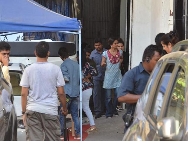 While Kohli and Dhoni are currently on a break after the World T20, Kangana has taken out time from her busy schedule to shoot for the ad. (Viral Bhayani/HT photo) 