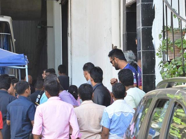 Dhoni seen leaving after the shooting of the ad.  (Viral Bhayani/HT photo) 