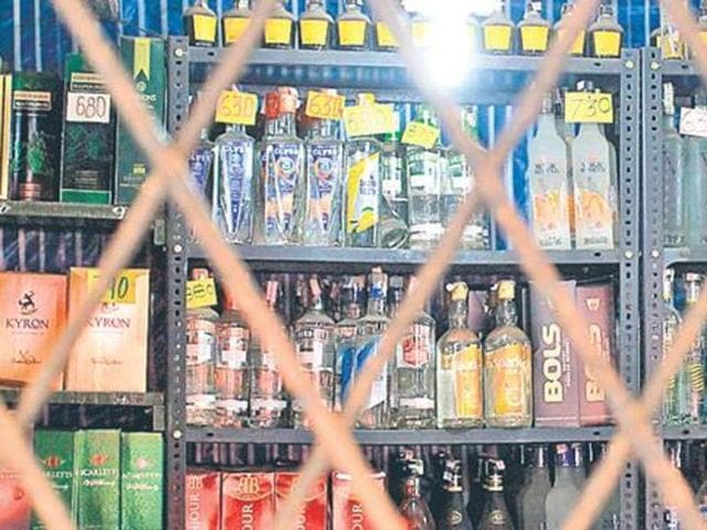 The constable, who was a habitual drunkard, allegedly committed suicide inside his barrack after he allegedly could not drink his favourite brand due to imposition of complete prohibition in Bihar(HT Photo)