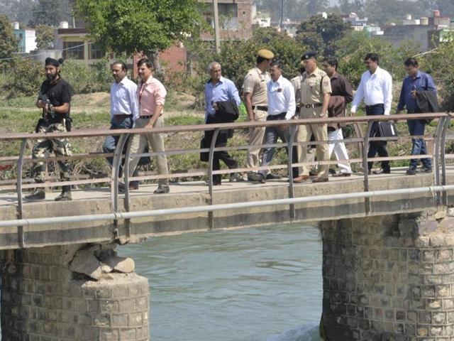 Members of the Pakistan JIT during their visit to the Indian Air Force base at Pathankot on March 29, 2016. (Sameer Sehgal / HT Photo ) Members of the Pakistan JIT during their visit to the Indian Air Force base at Pathankot on March 29, 2016. (Sameer Sehgal / HT Photo )