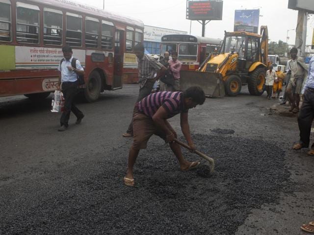Apart from six contractors, who had bagged most of the road repair contracts in the past few years, sub engineers and chief engineers of the BMC may too face the heat. (HT Photo) Apart from six contractors, who had bagged most of the road repair contracts in the past few years, sub engineers and chief engineers of the BMC may too face the heat. (HT Photo)