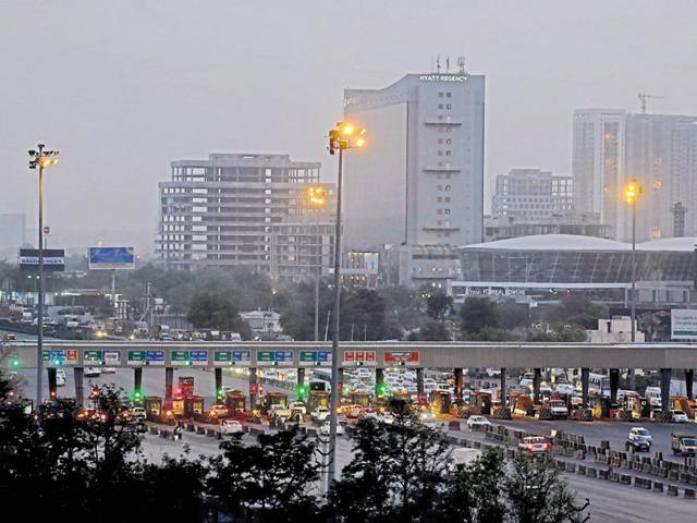 Apart from the chaos at the toll plaza, high transport cost and lack of good infrastructure are also reasons for the companies to shun Manesar.(Abhinav Saha/ HT Photo)