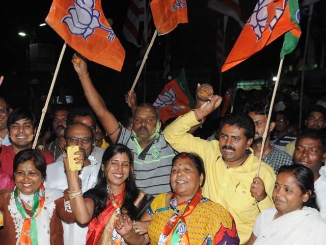 Jharkhand BJP workers celebrate after the Raghubar Das cabinet approved the domicile and local residency policy in Ranchi on Thursday. (Parwaz Khan/HT Photo) Jharkhand BJP workers celebrate after the Raghubar Das cabinet approved the domicile and local residency policy in Ranchi on Thursday. (Parwaz Khan/HT Photo)