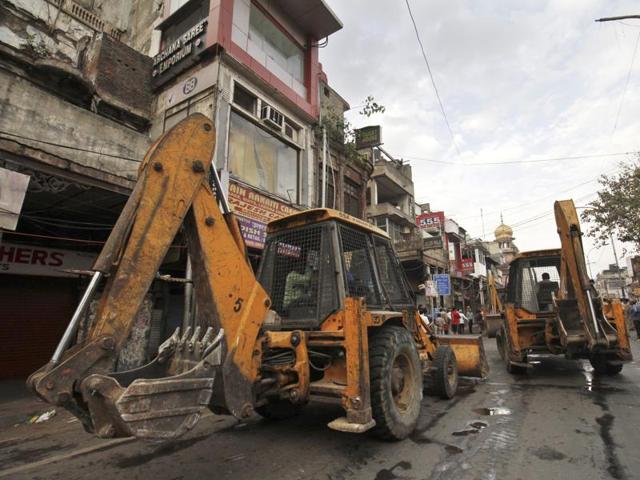 Municipality workers demolished a water kiosk in Chandni Chowk, leading to members of the Sikh community protesting against the encroachment demolition drive. The drive was by the Delhi high court. (Sanchit Khanna/HT Photo)