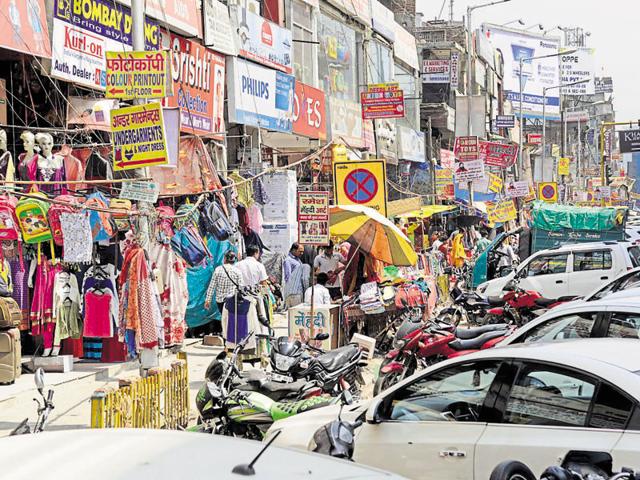 Hawkers, vendors and illegally parked vehicles have encroached upon the service lane in Atta market. (Burhaan Kinu/HT Photo) Hawkers, vendors and illegally parked vehicles have encroached upon the service lane in Atta market. (Burhaan Kinu/HT Photo)