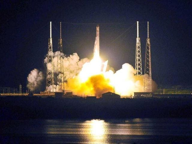 The first stage of the SpaceX Falcon 9 rocket returns to land in a time exposure at Cape Canaveral Air Force Station, on the launcher's first mission since a June failure, in Cape Canaveral, Florida, in this December 21, 2015, file photo. (REUTERS) The first stage of the SpaceX Falcon 9 rocket returns to land in a time exposure at Cape Canaveral Air Force Station, on the launcher's first mission since a June failure, in Cape Canaveral, Florida, in this December 21, 2015, file photo. (REUTERS)