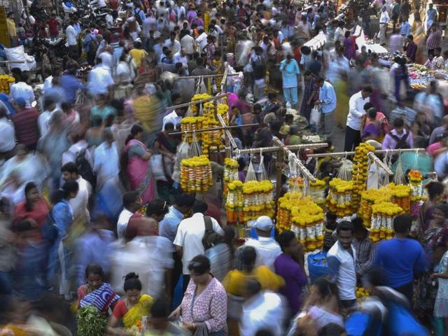 The Dadar flower market on Thursday, a day ahead of Gudi Padwa, Maharashtrian New Year.(Satish Bate/HT)