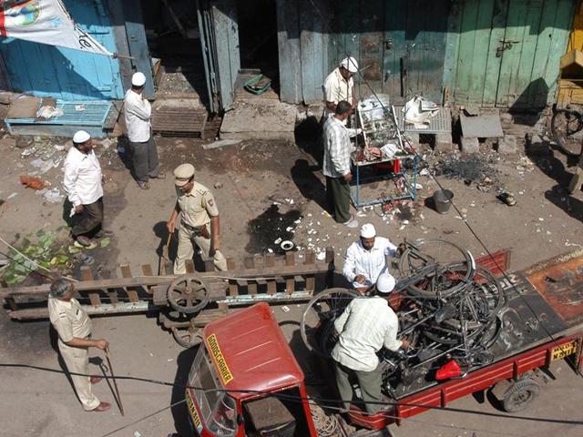 Forensic experts collect evidence from the site of a bomb blast in Malegaon.(HT File Photo)