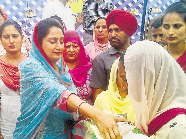 Union food processing minister Harsimrat Kaur Badal distributing sewing machines to women in Mansa on Friday.(HT Photo)