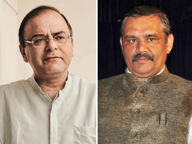 Sampla (right) went to Jaitley’s (left) office on Saturday with suggestions on improving the party’s prospects in the coming Punjab elections. (HT File Photo) Sampla (right) went to Jaitley’s (left) office on Saturday with suggestions on improving the party’s prospects in the coming Punjab elections. (HT File Photo)