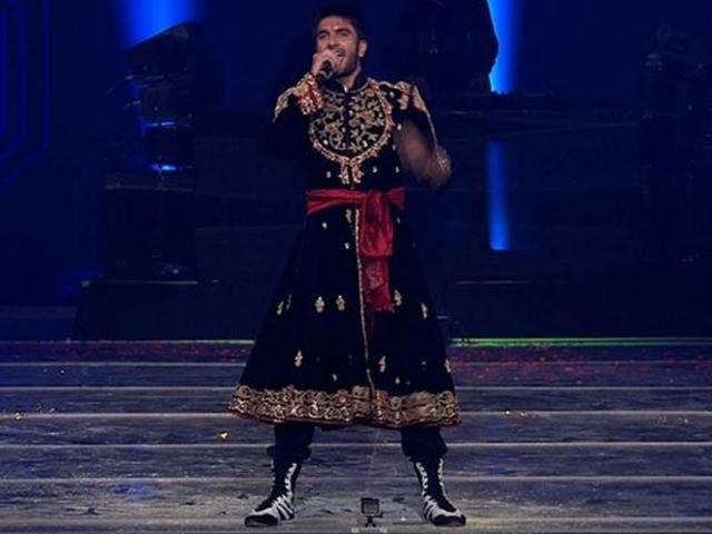 You just cannot have enough of Ranveer Singh. Here, the quirkily dressed Bajirao Mastani actor interacts with the audience as part of his performance. (Twitter)