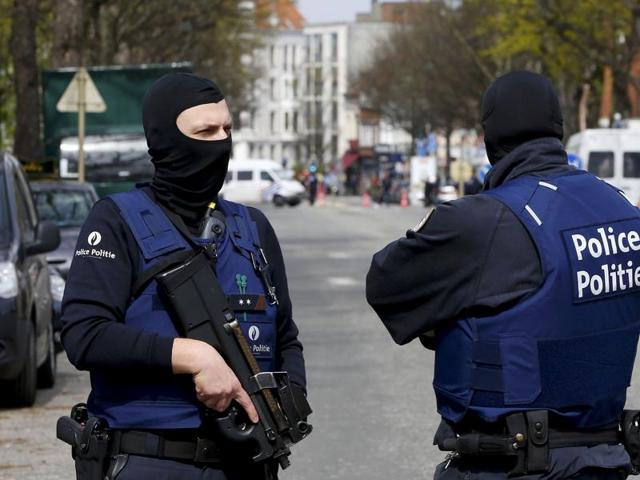 A police officer talks with a resident on the Avenue des Casernes in Etterbeek, Brussels, during a police action on April 9, 2016. (AFP) A police officer talks with a resident on the Avenue des Casernes in Etterbeek, Brussels, during a police action on April 9, 2016. (AFP)