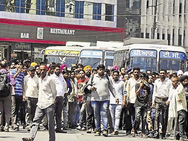 A traffic jam was witnessed for over three hours after the protesters laid siege at Atam Park roundabout in Ludhiana on Friday. (Sikander Singh Chopra/HT Photo) A traffic jam was witnessed for over three hours after the protesters laid siege at Atam Park roundabout in Ludhiana on Friday. (Sikander Singh Chopra/HT Photo)
