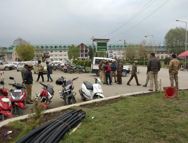 Policemen outside the gate of Srinagar NIT. (Waseem Andrabi/HT Photo) Policemen outside the gate of Srinagar NIT. (Waseem Andrabi/HT Photo)
