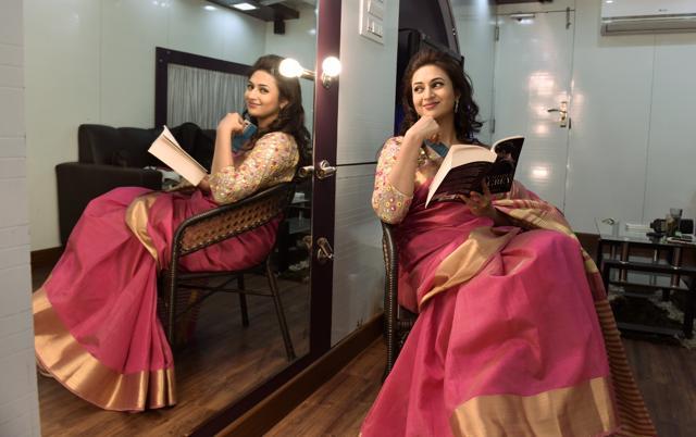 Actor Divyanka Tripathi of Yeh Hai Mohabattein fame relaxes between shots in her vanity van. “I have seen the highs and lows. There were periods of no work. There were times when I had to sell off junk to feed my dog or accept small print ads for a few thousand rupees to pay the EMI for my house,” she says. (HT Photo)