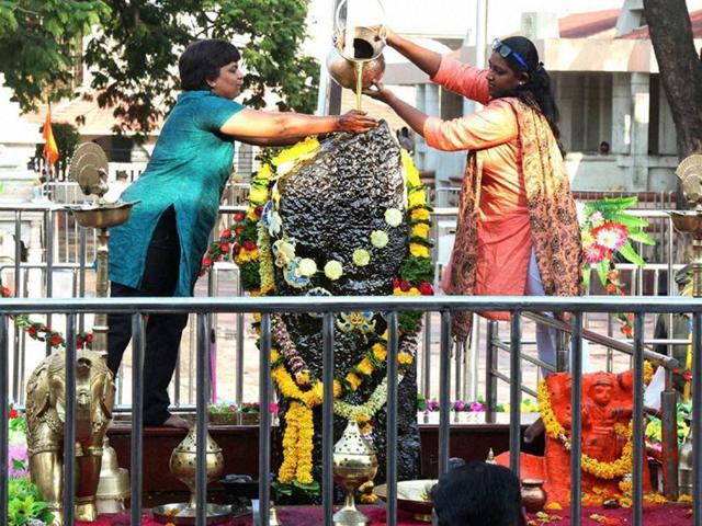 hmednagar: Bhumata Brigade chief Trupti Desai offering prayer at the Shani Shingnapur temple after the gates were opened for women, in Ahmednagar on Friday, April 8, 2016.(PTI)