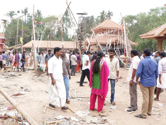 Kerala chief minister Oommen Chandy talks to media during his visit to the fire accident site in Puttingal temple complex in Paravur village. (Sarith ST/HT Photo) Kerala chief minister Oommen Chandy talks to media during his visit to the fire accident site in Puttingal temple complex in Paravur village. (Sarith ST/HT Photo)