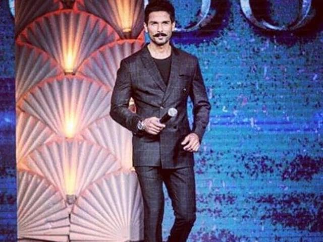 Whoa! Looks who’s been doing some ‘hosting-vosting’ and ‘dancing-wincing’. Shahid Kapoor at the #feminamissindia. (shahidkapoor/instagram)