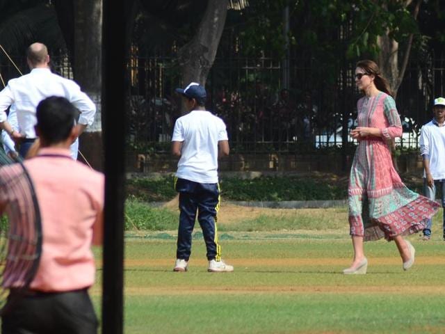 Kate Middleton, the Duchess of Cambridge, plays cricket at Oval Maidan in Mumbai on Sunday.(AP)