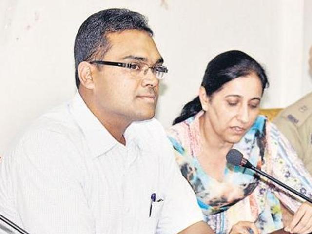 Bathinda deputy commissioner Basant Garg had earlier appointed a special committee to resolve the conflict between parents and schools after the parents association general secretary Rohit Sharma entered into a fast unto death. (HT Photo) Bathinda deputy commissioner Basant Garg had earlier appointed a special committee to resolve the conflict between parents and schools after the parents association general secretary Rohit Sharma entered into a fast unto death. (HT Photo)