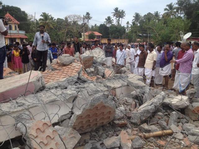 Fire crackers found in Puttingal temple, (HT Photo) Fire crackers found in Puttingal temple, (HT Photo)