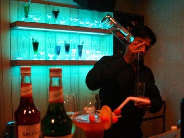 Why is kicking the habit so difficult? What does alcohol do to our brains? (Arun Mondhe/HT photo) Why is kicking the habit so difficult? What does alcohol do to our brains? (Arun Mondhe/HT photo)