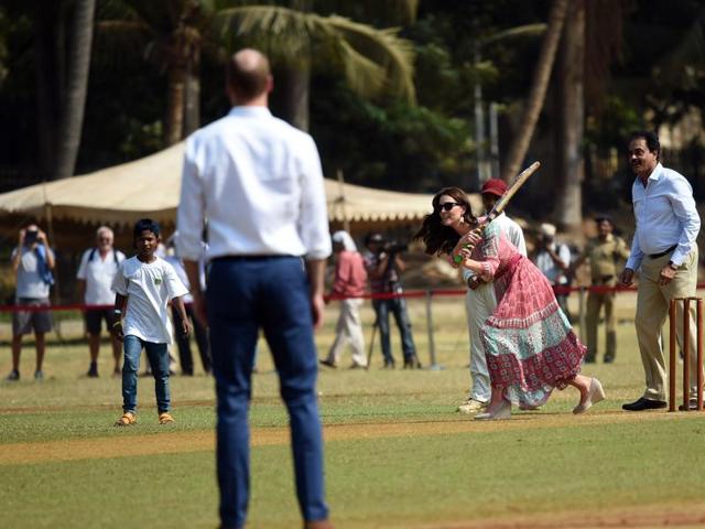 The Duke and Duchess of Cambridge play cricket at the Oval Maidan with cricket legend Dilip Vengsarkar.(Kunal Patil/HT)