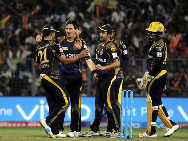Brad Hogg celebrates with his team mates after the fall of Delhi Daredevils wicket. (Prateek Choudhury/HT Photo)