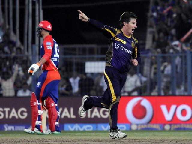 Brad Hogg celebrated with his team mates after the fall of Delhi Daredevils wicket during Kolkata Knight Riders vs Delhi Daredevils match at Eden Gardens. (Prateek Choudhury/HT Photo)