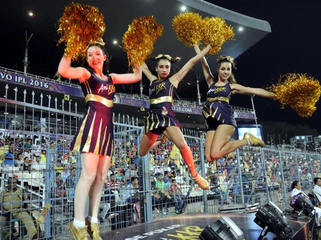Kolkata Knight Riders Cheerleaders grooved to the music at Eden Gardens. (Prateek Choudhury/HT Photo)