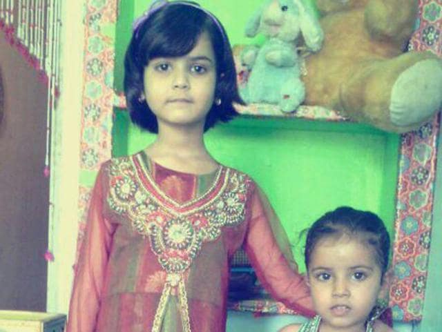 Deceased Lovely Gurjar seen along with her elder sister in a photo. (HT photo) Deceased Lovely Gurjar seen along with her elder sister in a photo. (HT photo)
