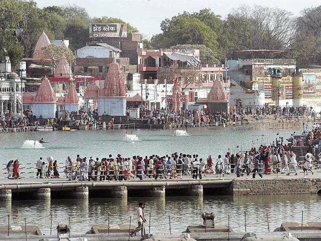 Army jawans erecting a pontoon bridge on Kshipra for Simhastha fair. Four such bridges are being set up by to help pilgrims cross the river. (HT file photo) Army jawans erecting a pontoon bridge on Kshipra for Simhastha fair. Four such bridges are being set up by to help pilgrims cross the river. (HT file photo)