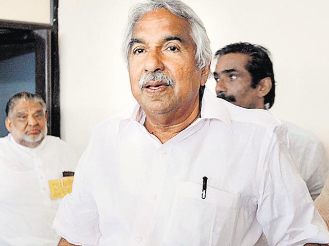 Oommen Chandy said the situation at the Puttingal Devi temple was “unprecedented” and “alarming” after a fire broke out during a festival.(Vivek R Nair/HT File Photo)