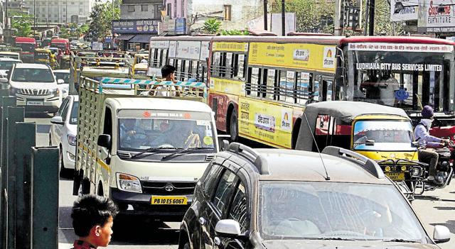 A traffic jam outside the Shaheed Sukhdev Thapar inter-state bus terminal in Ludhiana on Saturday. (JS Grewal/HT )