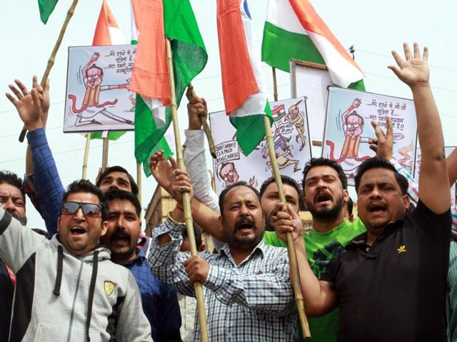 The marchers carrying the national flag entered the state at Lakhanpur in Kathua district to move to the Valley to express solidarity with the protesting students at National Institute of Technology (NIT) Srinagar. (Nitin Kanotra/HT Photo) The marchers carrying the national flag entered the state at Lakhanpur in Kathua district to move to the Valley to express solidarity with the protesting students at National Institute of Technology (NIT) Srinagar. (Nitin Kanotra/HT Photo)